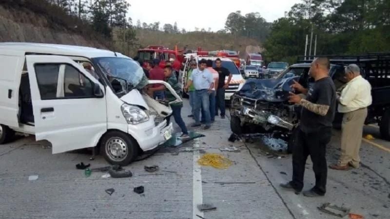 Dos motociclistas mueren tras chocar en la carretera a Olancho.