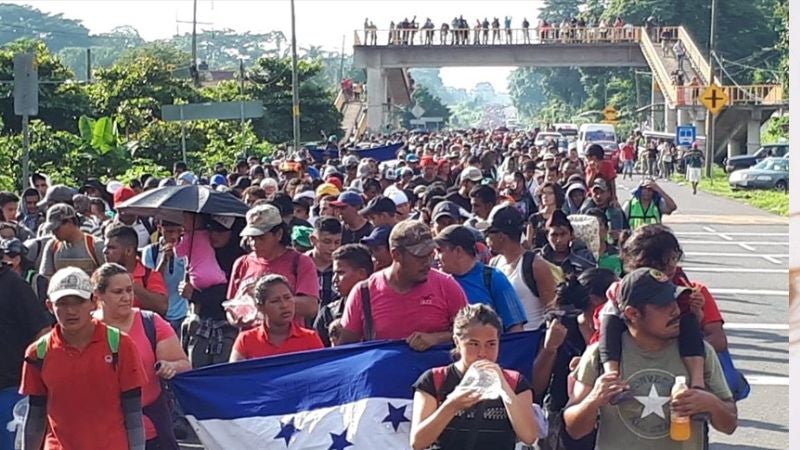 hondureños migran del país