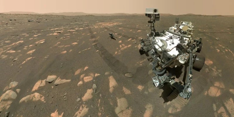 La nave recoge muestras de la superficie del planeta Marte.