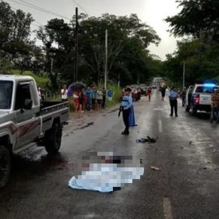 Agentes policiales llegaron al lugar del incidente. Se reporta de forma preliminar que hay tres muertos por este accidente en Comayagua