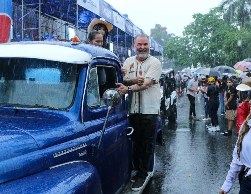 Al alcalde no le importó la lluvia y compartió con los sampedranos.