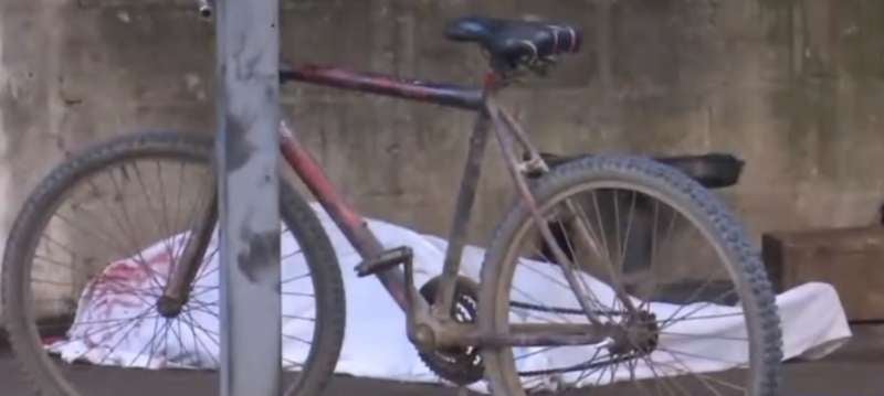 Uno de los cuerpos sin vida quedó cerca de una bicicleta.