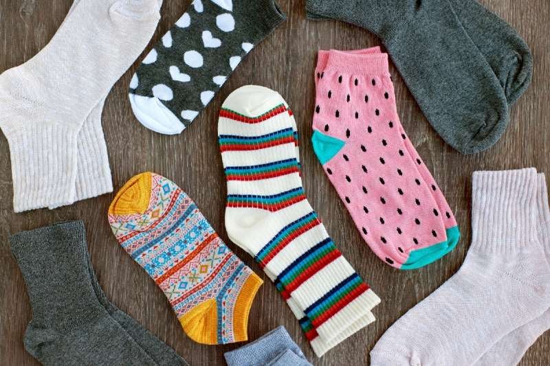 Los mejores calcetines para el uso diario deben ser los que están hechos de 100 % algodón ya que es el material más ligero y cómodo para cualquier tipo de clima.