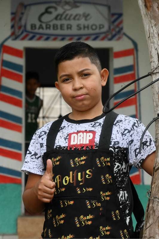 El hondureño Eduardo Espinal sueña con ser reconocido y apoya a sus padres con su barbería.