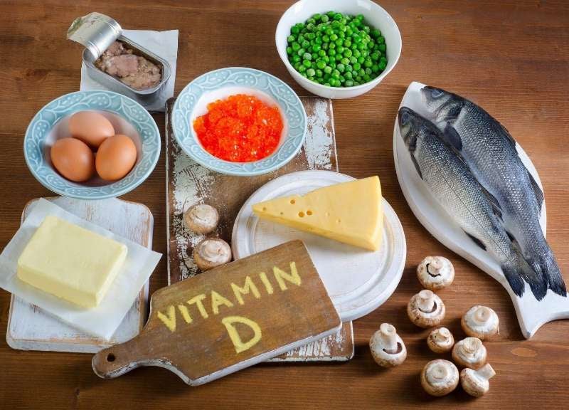 Los pescados grasos, como la trucha, el salmón, el atún y la caballa, así como los aceites de hígado de pescado, se encuentran entre las mejores fuentes naturales de vitamina D.
