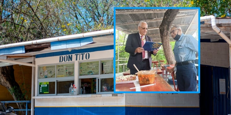Don Tito lleva alrededor de 38 años vendiendo dentro de la UNAH.