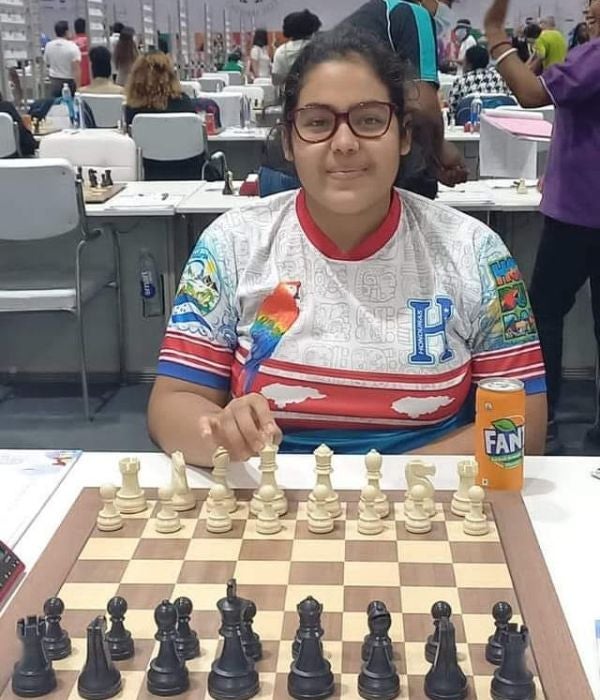 hondureña logra premio mundial de ajedrez