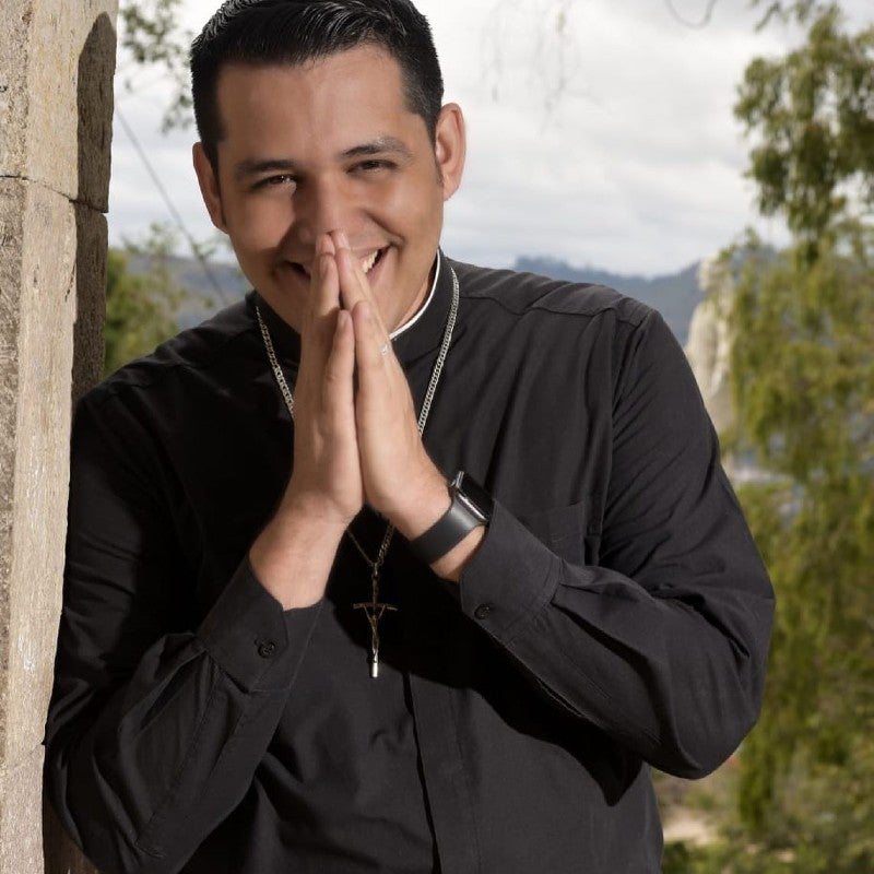 El famoso hondureño Jonathan Funes se retira del sacerdocio
