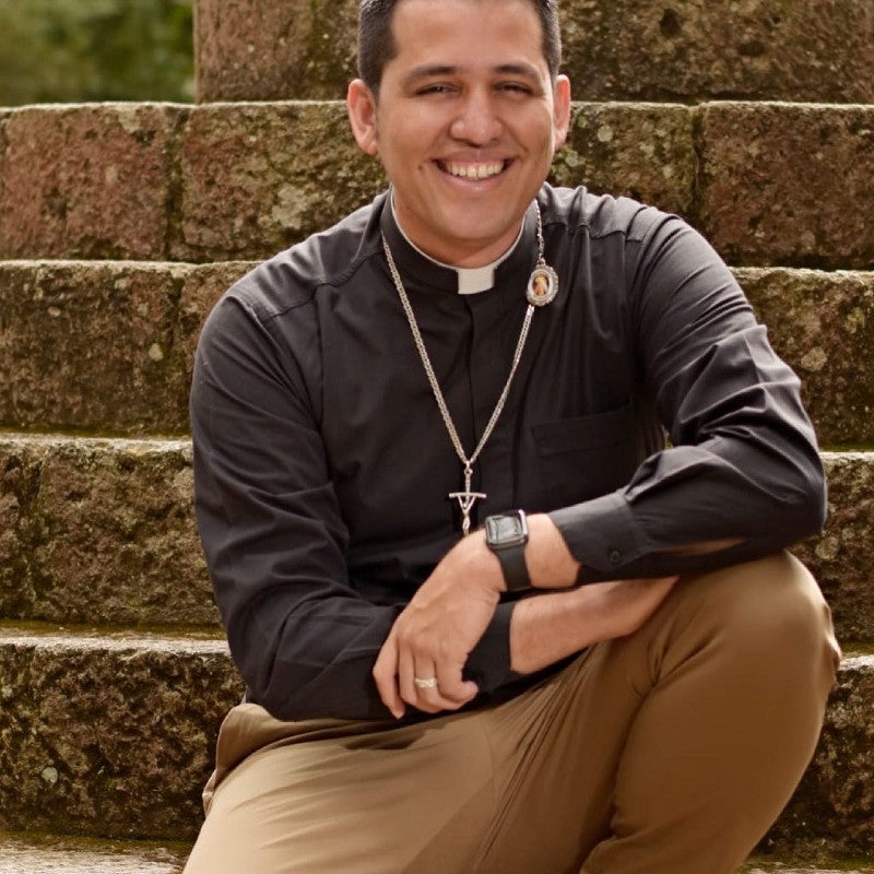 El famoso hondureño Jonathan Funes se retira del sacerdocio