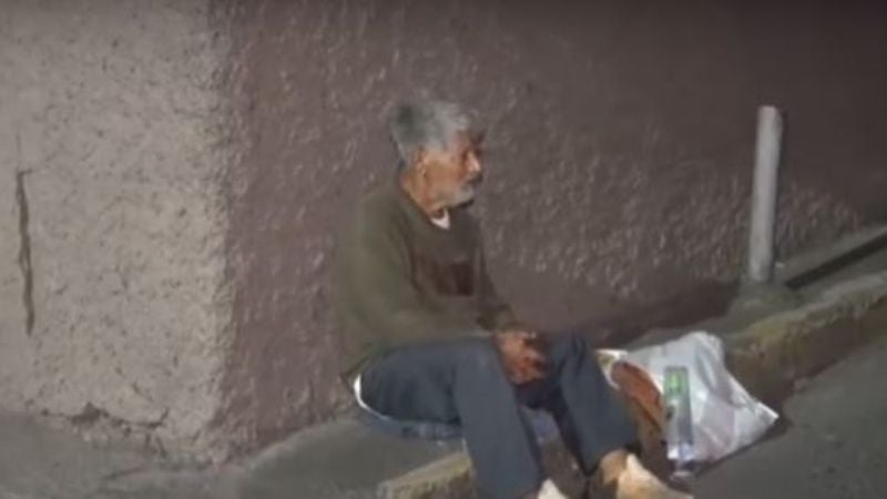 Anciano prefiere vivir en la calle