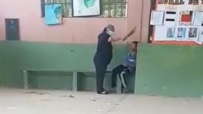 maestra golpeando estudiante Choloma