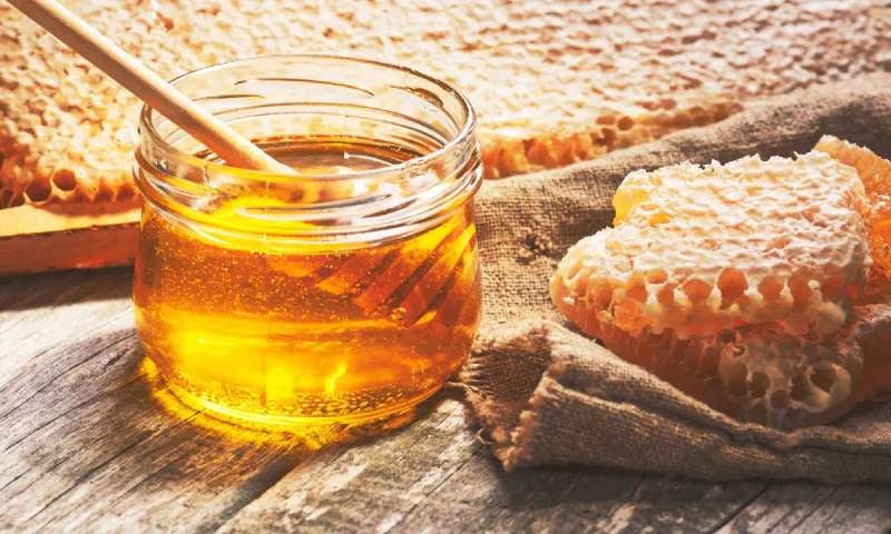 Las vitaminas, minerales y nutrientes que componen la miel te ayudarán a reducir los niveles de colesterol.