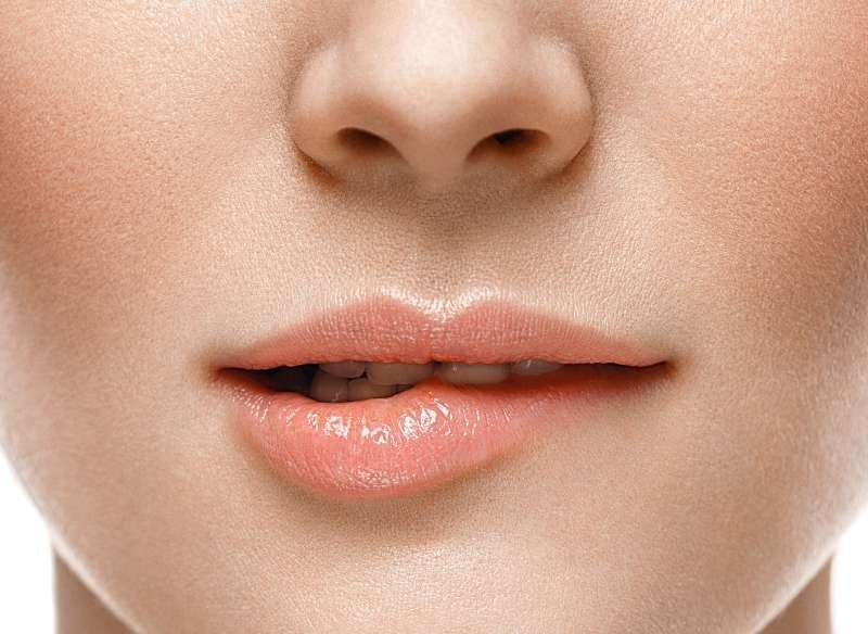 Sentirse los labios dormidos, el entumecimiento labial, es una condición que médicamente es conocido como parestesia labial.