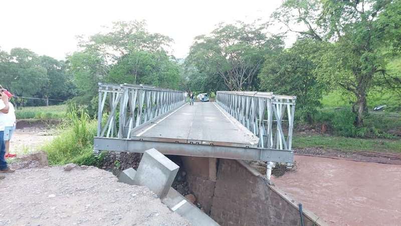 El puente se debilitó por las lluvias que han caído en la zona occidental.