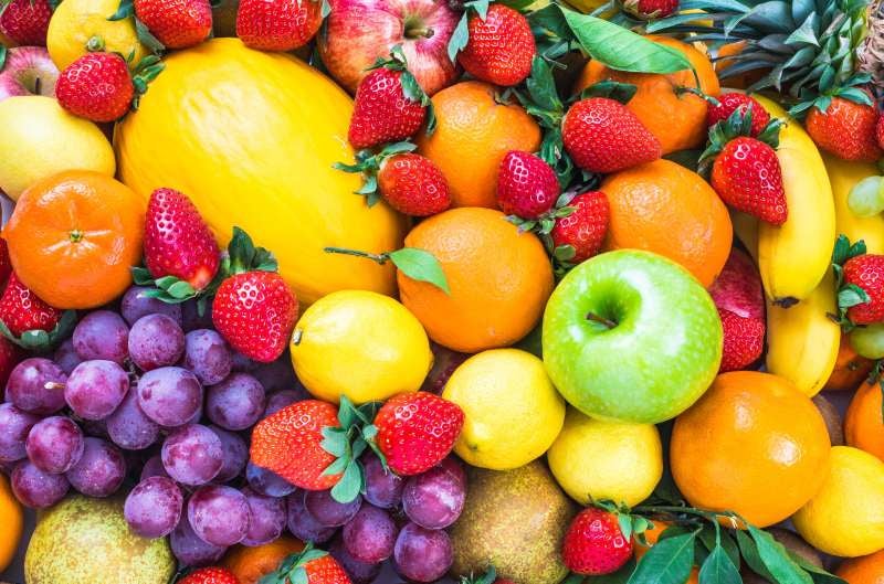 Al ingerir las frutas ácidas, se adiciona más ácido y se empeora el cuadro.