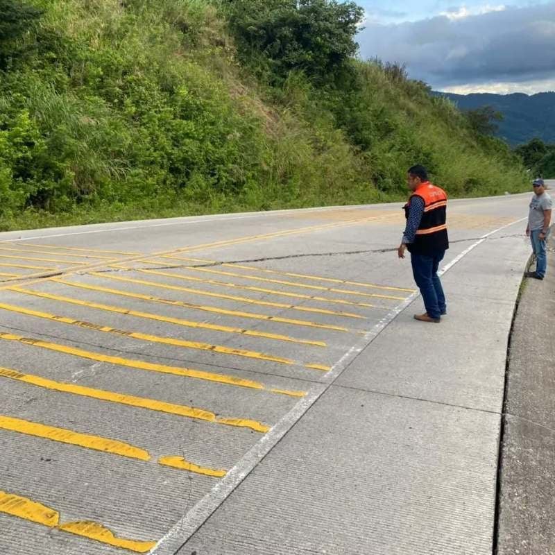 Autoridades de COPECO inspeccionando la carretera.