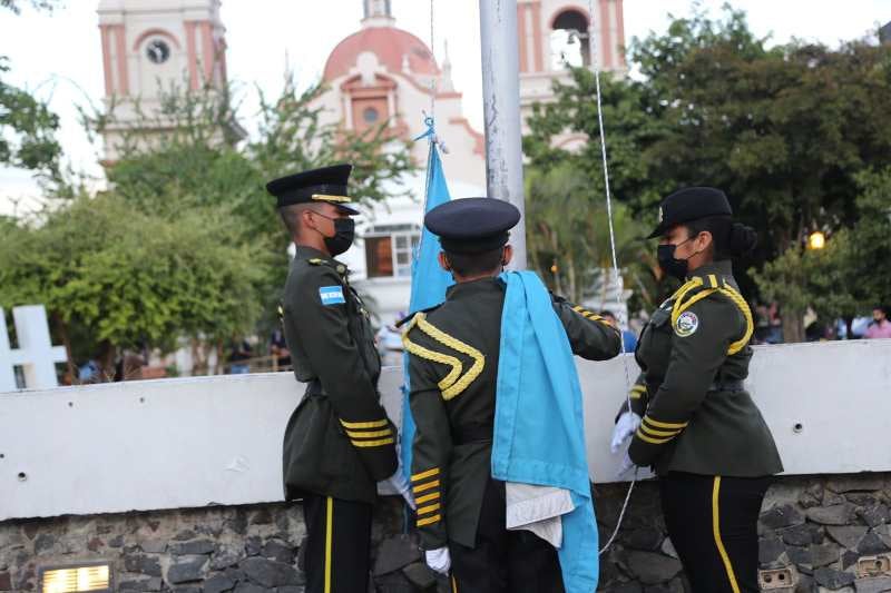 Momento en que izan la Bandera Nacional en la ciudad de San Pedro Sula.
