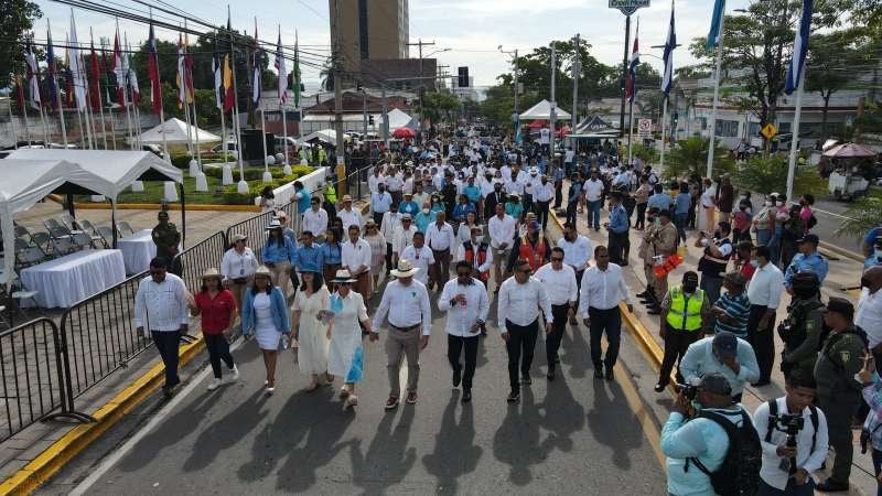 Los desfiles dieron inicio con el alcalde Roberto Contreras, su esposa y la demás Corporación Municipal.