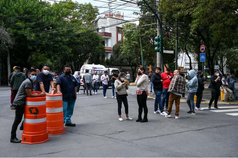 Ciudadanos fuera durante el simulacro, antes del sismo.
