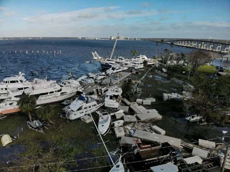 Barcos quedaron destruidos por el paso del huracán Ian.