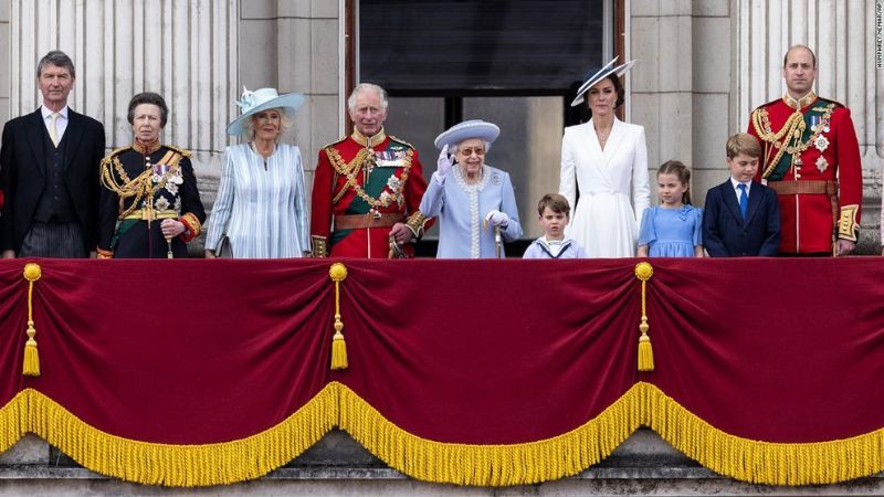 ¿Quiénes acompañaron a la Reina Isabel II?