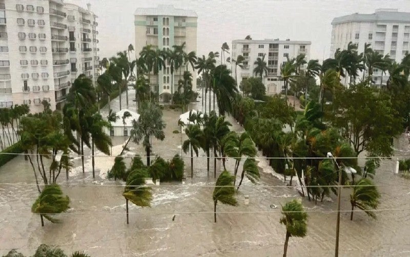 huracán Ian levanta techos