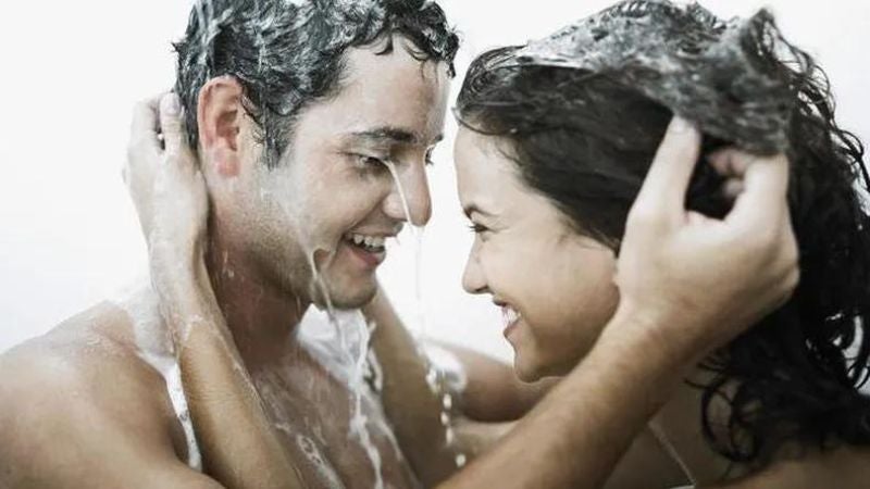 Ministra Suiza recomienda bañarse pareja