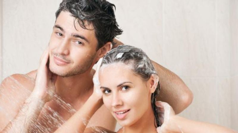 Ministra Suiza recomienda bañarse pareja