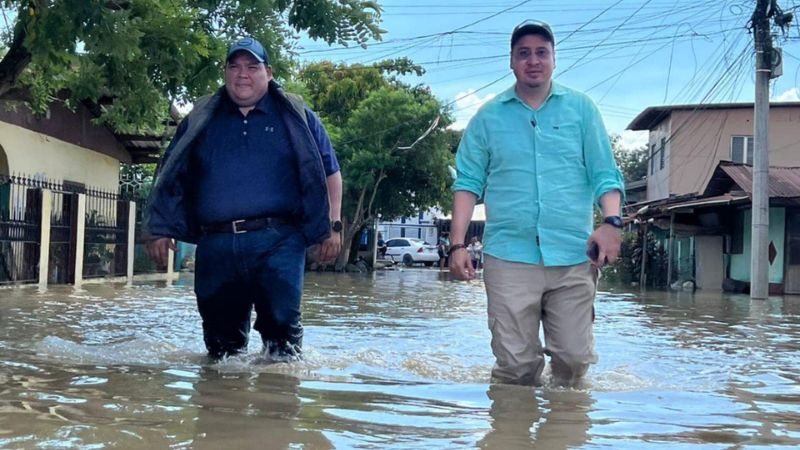Foto funcionarios inundación controversia
