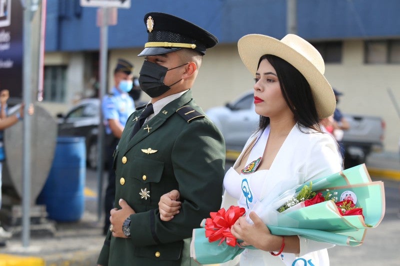 Roberto Contreras encabeza desfiles patrios