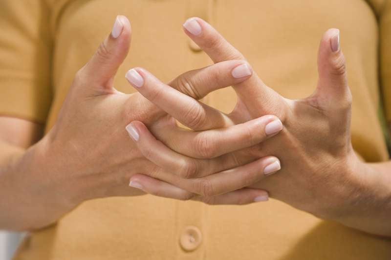 Crujir las articulaciones de los dedos, acción conocida popularmente como tronarse los dedos, es un hábito común