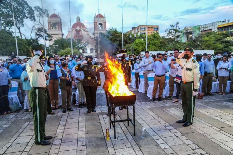 Desde temprano, en el Palacio Municipal realizaron el protocolo de la incineración de la bandera.