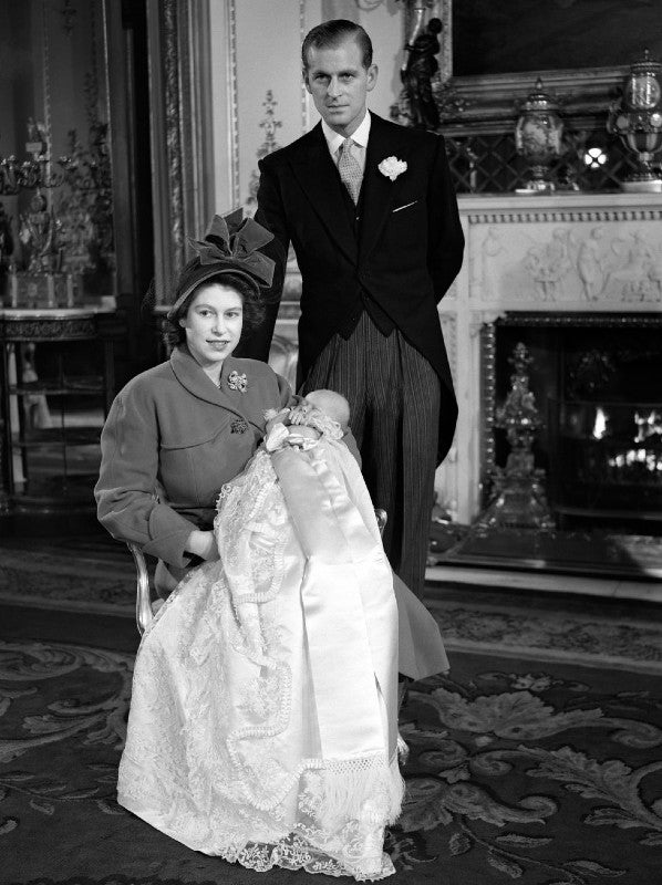 Reina Isabel II y su primer hijo.