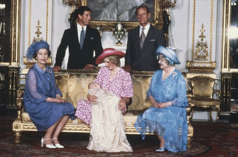 Reina Isabel II y la princesa Diana. 