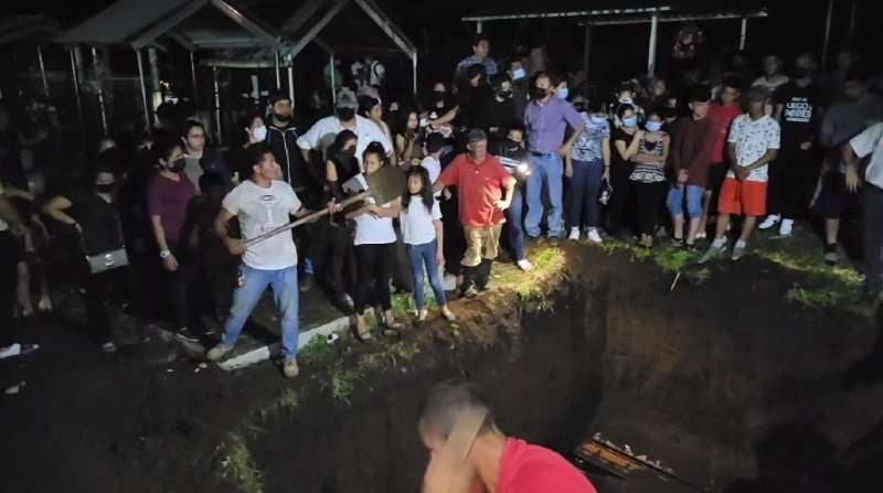 Ciudadanos presentes en la sepultura de los cuatro hondureños.