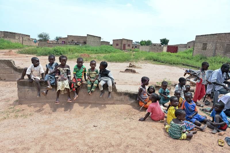 Niños desplazados que huyeron de los ataques de los yihadistas en el norte y el este de Burkina Faso.