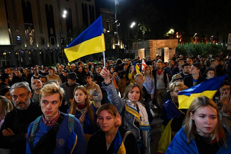 Protesta contra los ataques rusos en Ucrania durante una manifestación organizada por refugiados y activistas ucranianos en Tbilisi el 10 de octubre de 2022.