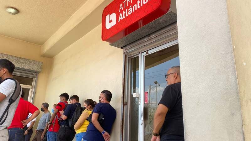 Solo algunos cajeros de Banco Atlántida están funcionando.