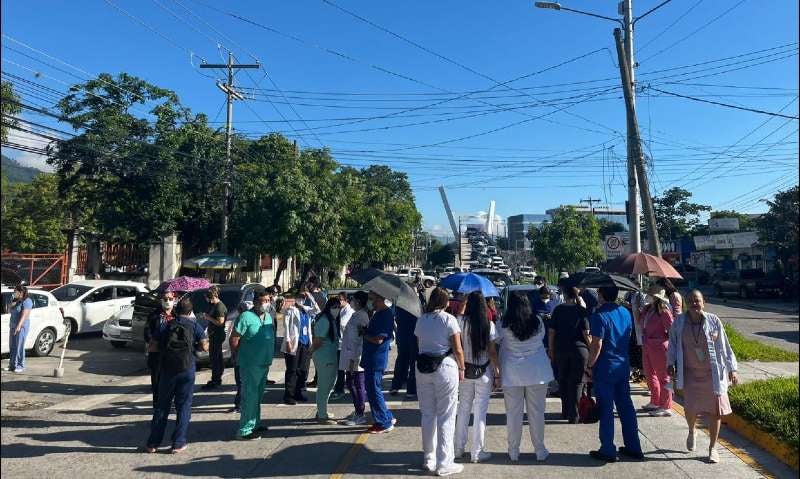 Médicos protestan por pago en SPS