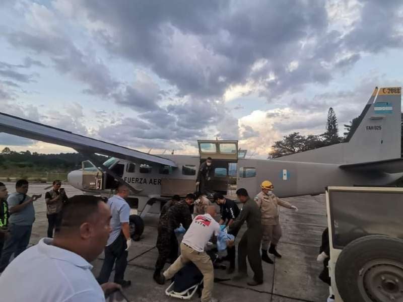 Momento en que movilizan a tres de los heridos hacia Tegucigalpa.