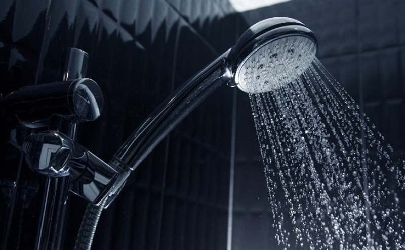 ¿Es peligroso ducharse con agua caliente?