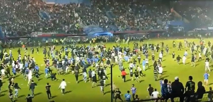 muertos en estadio de Indonesia