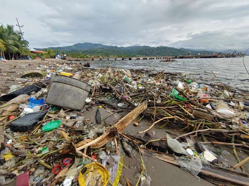 Desechos de diferentes tipos llegan a las playas hondureñas, sin compasión.