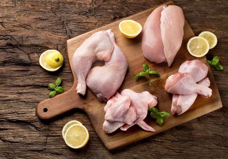 Los expertos subrayan que la carne de pollo nunca debe ser descongelada a temperatura ambiente o en agua caliente.