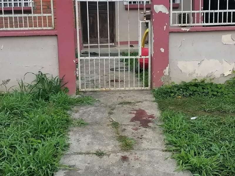 En la entrada del portón de la casa se notaba un charco de sangre.