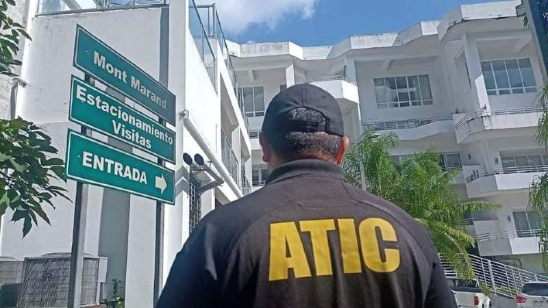 Agentes de la ATIC en la zona de condominios.