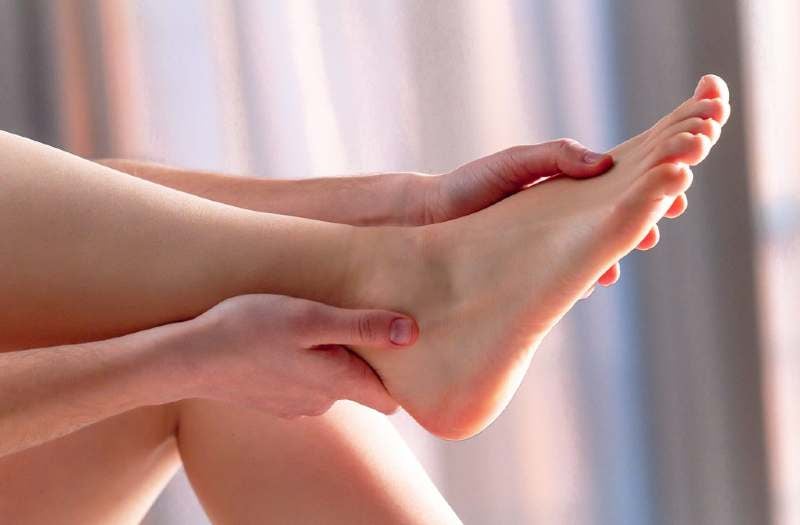 El pie de atleta se caracteriza por el enrojecimiento de la piel entre los dedos y la descamación. A veces, puede extenderse a otras áreas del cuerpo.