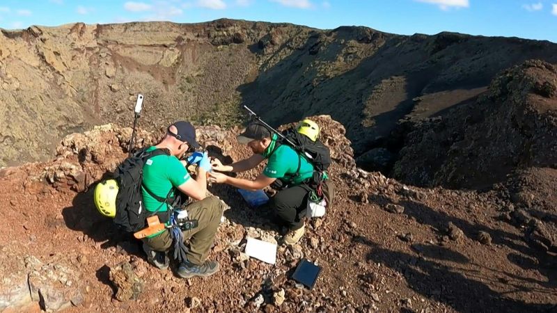 Astronautas entrenan en isla volcánica