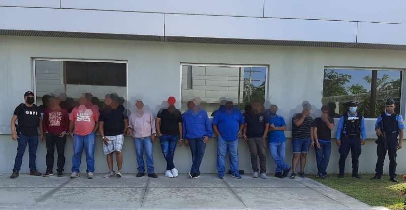 Coyotes detenidos con migrantes cubanos