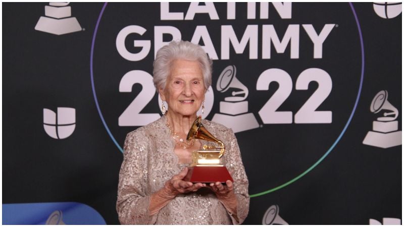 Ángela Álvarez recibe Latin Grammy